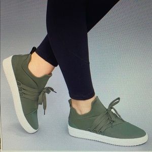 NWT Steve Madden Lancer Olive Sneakers size 8